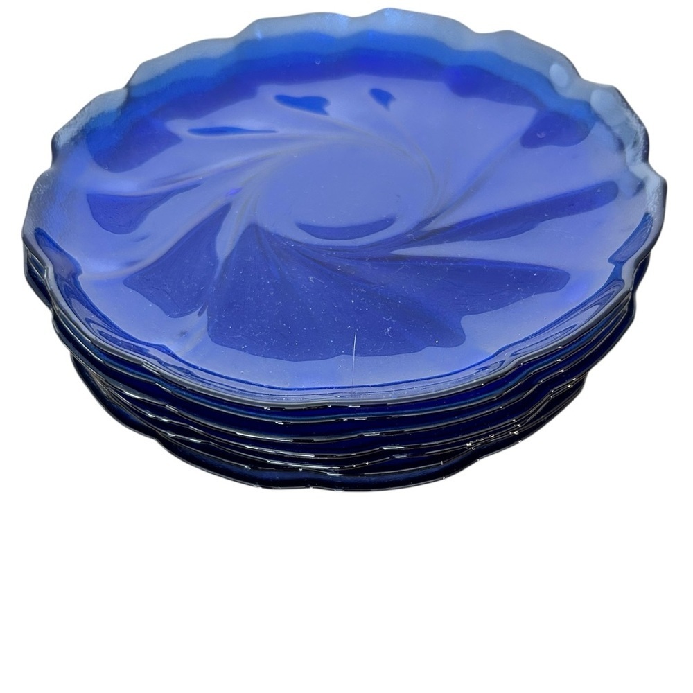 Arcoroc France cobalt blue scalloped edge swirl textured glass plates, 7 MCM - Picture 4 of 7